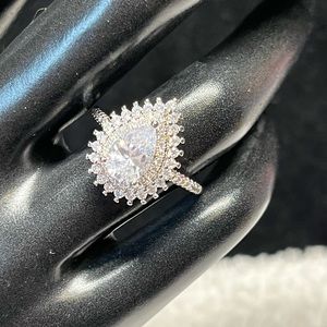 💕👛💍- sterling silver pear shaped halo ring
